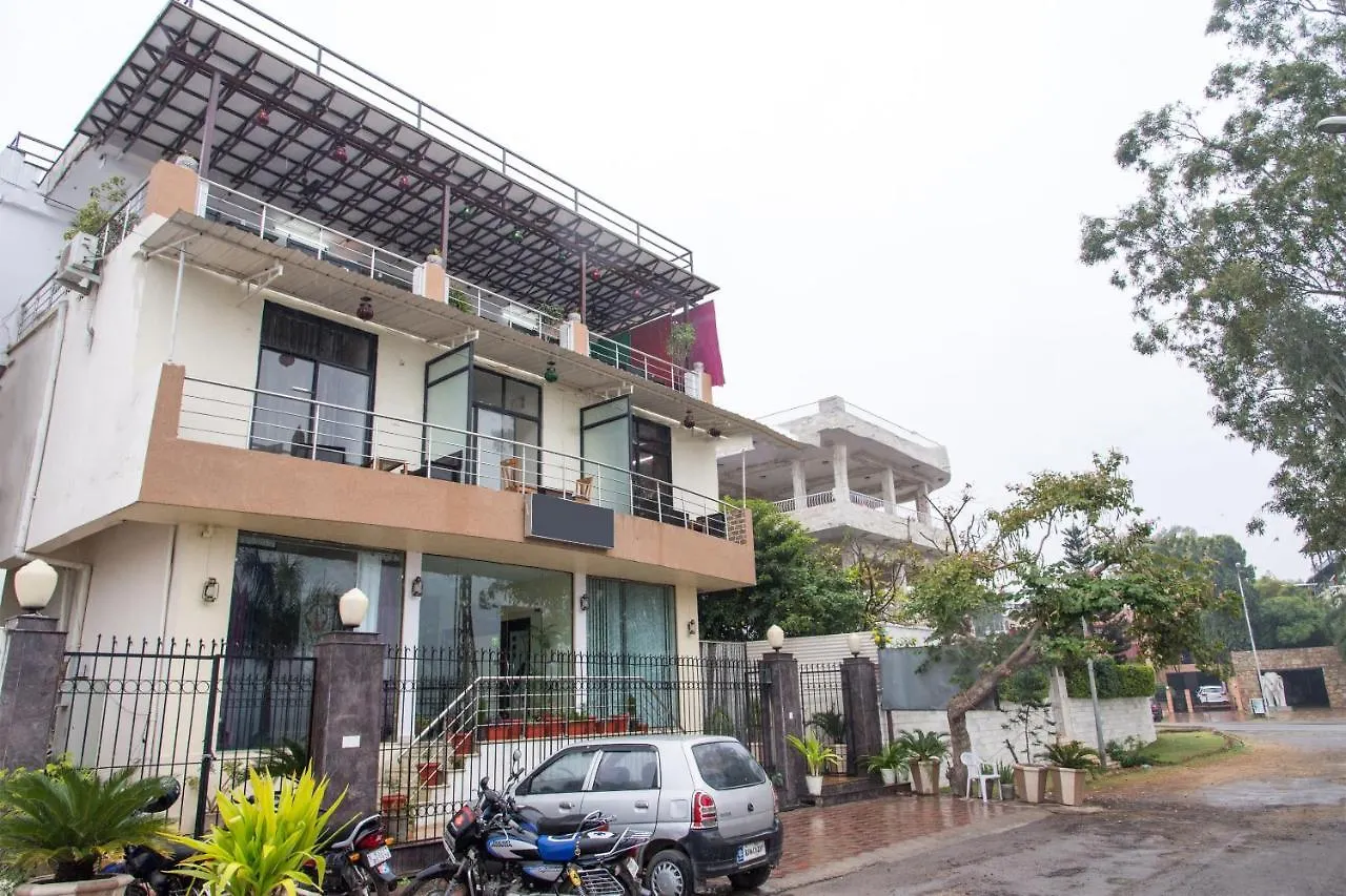 ***  Capital O 11716 Hotel Everest Udaipur India